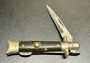 Vintage Valor False Button Mini Manual Lockback Stiletto