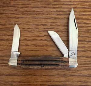 VINTAGE 81-90 QUEEN USA - BONE HANDLE - 3 BLADE STOCKMAN POCKET KNIFE