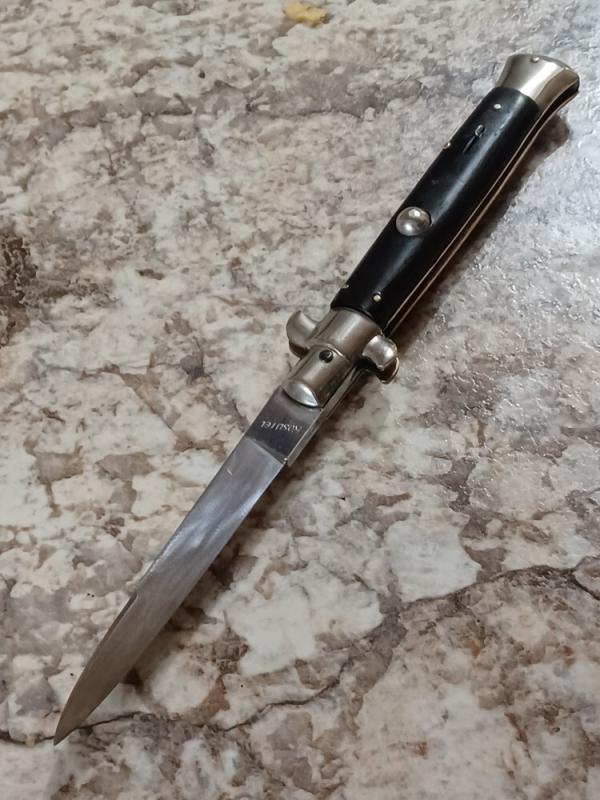 9" Vintage B.O.B.C. Dark Horn. 