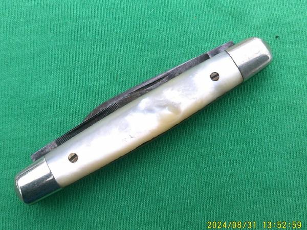 Miller Bro's Pearl Splitback Whittler with Screws Miller Bro's Pearl Splitback Whittler with Screws