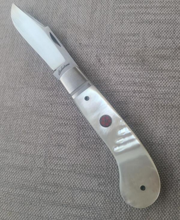Vincenzo Balistreri MOP Sadddlehorn...Rwl34..4"..Fluted....colored Mosiac pin shield ..coa and slip 