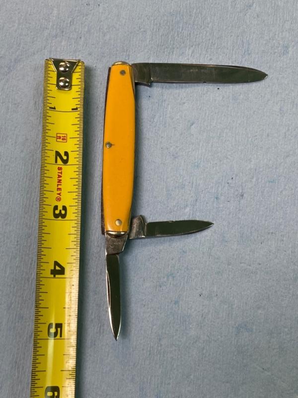 Vintage Remington UMC 3-Blade Whittler Pocket Knife – Yellow scales – 3⅜" Closed Vintage Remington UMC 3-Blade Whittler Pocket Knife – Yellow scales – 3⅜" Closed