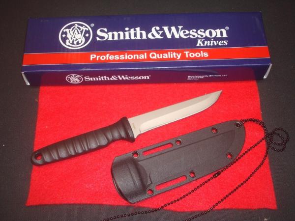 Smith & Wesson M&P Black Stainless Drop Point Fixed Blade Neck Knife 993 Smith & Wesson M&P Black Stainless Drop Point Fixed Blade Neck Knife 993