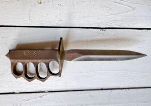 Brass knuckle spiked trench knife