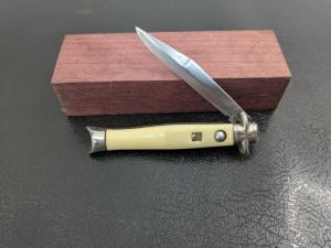 Colonial Shur Snap Yellow Celluloid Automatic Fish Tail Jack