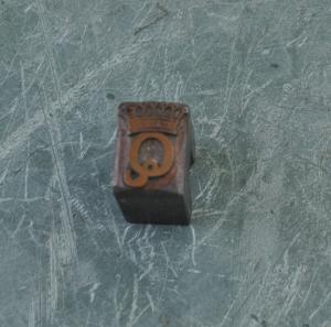 Very Early Queen Type Logo Used In Print Ads Not A Tang Stamp Set In Antimony Printers Metal 