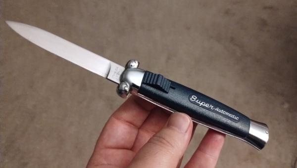Super Automatic OTF Out the Front Switchblade Knife, Blue Handle, Superb Condition Super Automatic OTF Out the Front Switchblade Knife, Blue Handle, Superb Condition