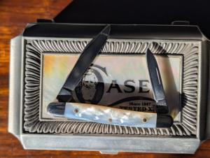 Case mother of pearl box with mother of pearl knife. 