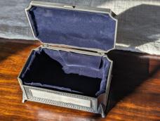 Case mother of pearl box with mother of pearl knife. 