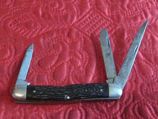 Robeson 3 blade stock knife w/jigged black scales. Pattern no. 633884