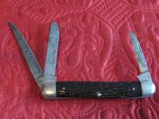 Robeson 3 blade stock knife w/jigged black scales. Pattern no. 633884