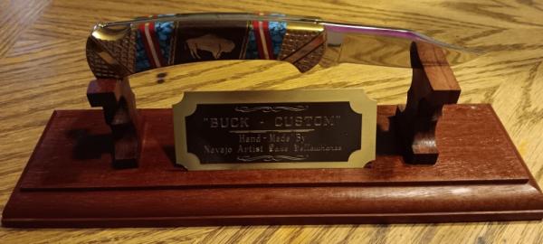 David (Dave) Yellowhorse Buffalo (Bison) Buck knife, in wood & acrylic display case. Signature stamp David (Dave) Yellowhorse Buffalo (Bison) Buck knife, in wood & acrylic display case. Signature stamp