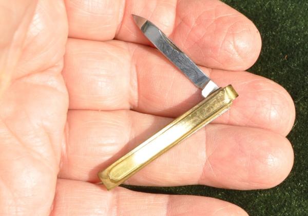 Tie Clip Knife 1 3/4" Brass Cap With Design Hides A Mirror Polished Blade Mint Tight Loud Snap 50s Tie Clip Knife 1 3/4" Brass Cap With Design Hides A Mirror Polished Blade Mint Tight Loud Snap 50s