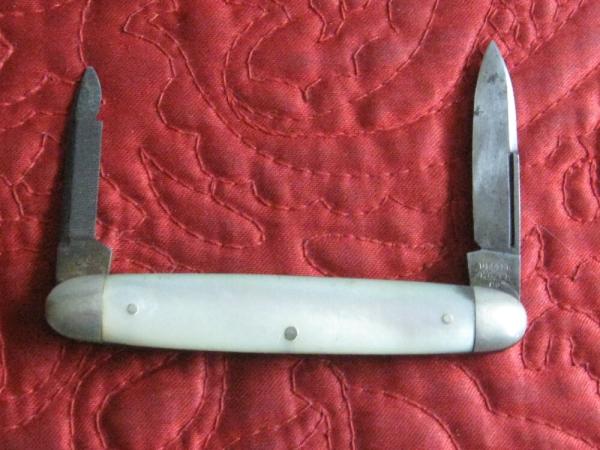 Tiny ULSTER 2 blade pen knife with pearl scales. Lightly sharpened.