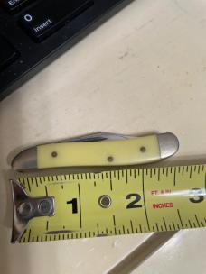 Case 3220 cv yellow peanut edc 2004 not mint