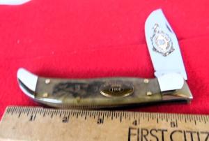 1990 KABAR MAN FIGHTS BEAR CLASP COLLECTORS CLUB KNIFE UNUSED