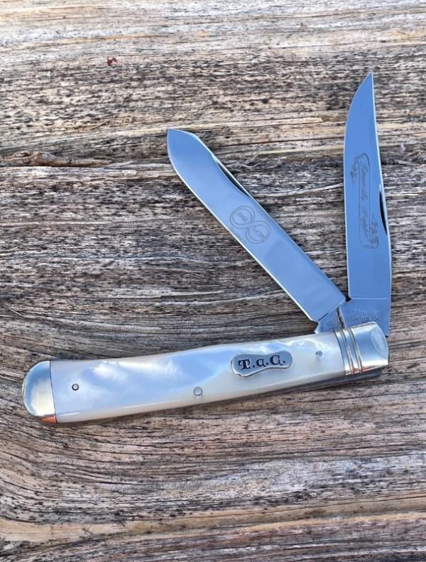 QUEEN TITUSVILLE CUTLERY ** GENUINE MOTHER OF PEARL STAINLESS TRAPPER 2008 (1 OF 100)