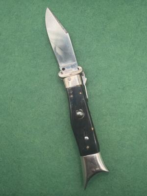 Deer foot fulcrum release switchblade