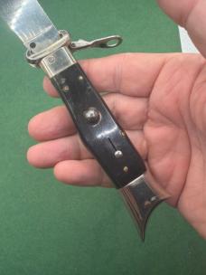 Deer foot fulcrum release switchblade