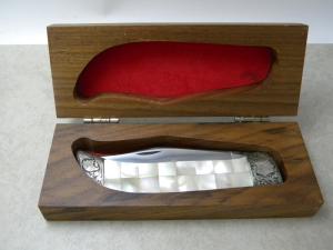 Case XX USA Shaw Leibowitz Pearl Buffalo Clasp Knife in Wooden Box