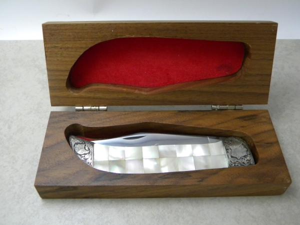 Case XX USA Shaw Leibowitz Pearl Buffalo Clasp Knife in Wooden Box Case XX USA Shaw Leibowitz Pearl Buffalo Clasp Knife in Wooden Box