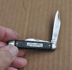 Knotts Berry Farm 2 Blade Jigged Black 3quot Closed Tight Snap On Both Blades Providence Cut Co USA