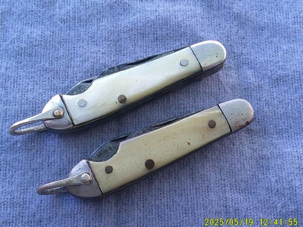 2 miniature Easy Opener knives 2 miniature Easy Opener knives