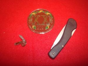 CASE LOT KNIFE COIN AND PIN CASE 059L SS PLUS COLLECTORS COIN AND TIE TACK HAT PIN
