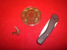 CASE LOT KNIFE COIN AND PIN CASE 059L SS PLUS COLLECTORS COIN AND TIE TACK HAT PIN