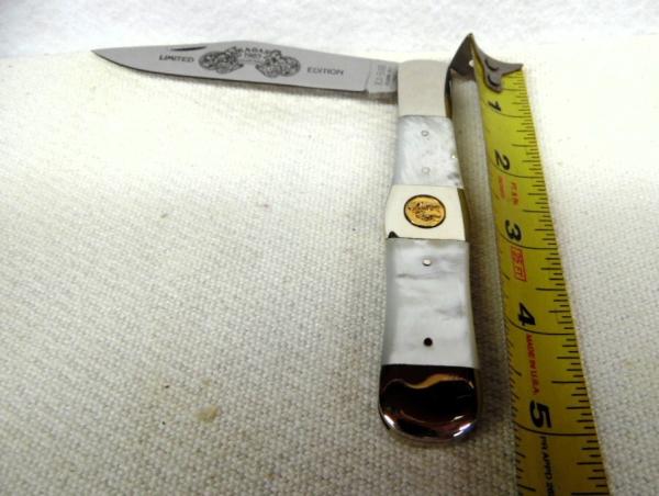 1985 PEARL 5" COKE BOTTLE FOLDING KABAR USA MINT COLLECTORS CLUB KNIFE HAS MAN FIGHTS BEAR SHIELD 