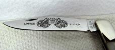 1985 PEARL 5" COKE BOTTLE FOLDING KABAR USA MINT COLLECTORS CLUB KNIFE HAS MAN FIGHTS BEAR SHIELD 