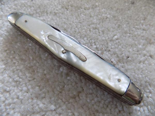 Rare Vintage Henry Barnascone & Son/Sheffield Humpback pearl knife. 1826-1894 Rare Vintage Henry Barnascone & Son/Sheffield Humpback pearl knife. 1826-1894