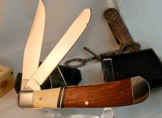 Remington 200th Anniversary "TRAPPER KNIFE" MINT in Beautiful Tin Display