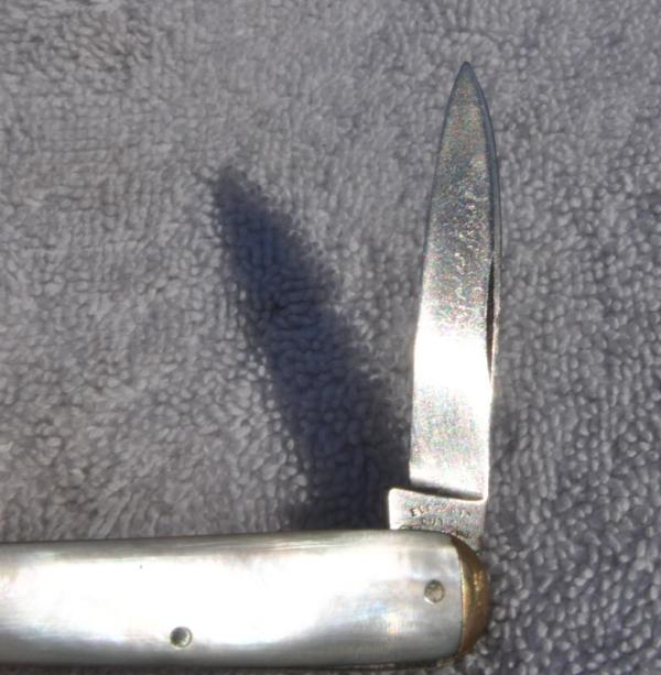 Electric Cutlery Co. Newark NJ 1890-1910 2 Blade Pearl 2 1/4' Closed Blade Etch Visable Some Damage Electric Cutlery Co. Newark NJ 1890-1910 2 Blade Pearl 2 1/4' Closed Blade Etch Visable Some Damage