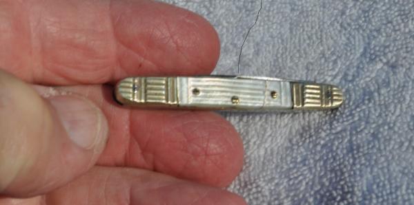 Ward Bros. Montgomery Ward 2 Blade Fancy Pearl 1880s Tight Loud Snap On Bothj 1/2 Stops 2 5/16ths Ward Bros. Montgomery Ward 2 Blade Fancy Pearl 1880s Tight Loud Snap On Bothj 1/2 Stops 2 5/16ths