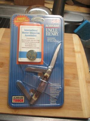 NEW NIP VTG Schrade Uncle Henry 897UH 3 Blade Knife w Bonus Collectors Pin