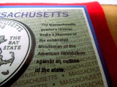 MASSACHUSETTS TRAPPER KNIFE AND 2000 P STATE QUARTER IN COLLECTORS BOX