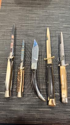 Batch of knives for a reseller