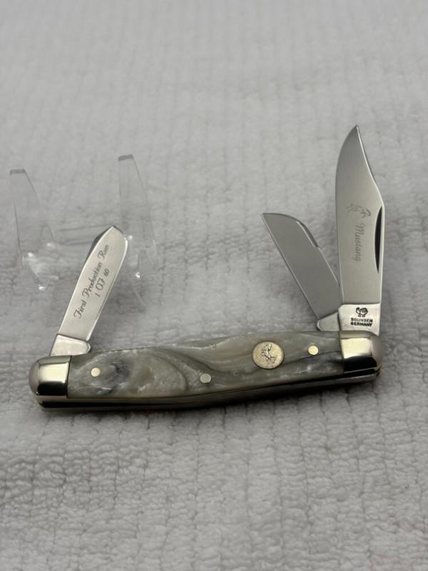 Hen & Rooster Bertram Cutlery Mustang 313-IQ/M Three Blade Stockman(140) Hen & Rooster Bertram Cutlery Mustang 313-IQ/M Three Blade Stockman(140)