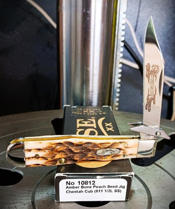 2026 Case XX Cheetah Cub 611 1/2L Amber Bone Peach Seed Jig - Etched Stainless Blade 2026 Case XX Cheetah Cub 611 1/2L Amber Bone Peach Seed Jig - Etched Stainless Blade