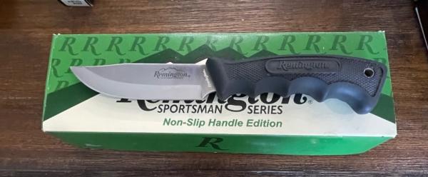 Remington Sportsman Non-Slip Fixed Skinner 4-1/4" Blade, Rubber Handle - R11503 Remington Sportsman Non-Slip Fixed Skinner 4-1/4" Blade, Rubber Handle - R11503