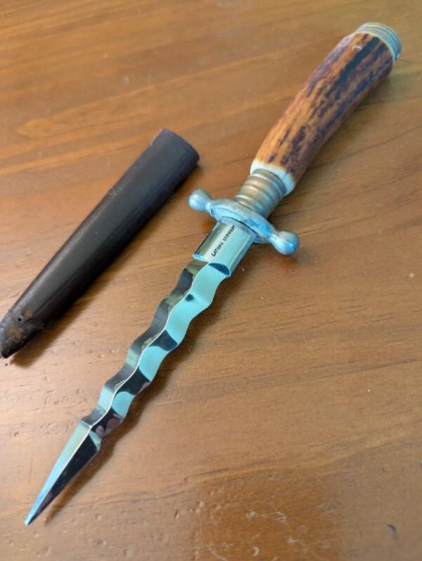 1960'S GERMAN LATAMA KRIS DOUBLE EDGED STAG DAGGER 22CM/8.75 INCH WITH SCABBARD 1960'S GERMAN LATAMA KRIS DOUBLE EDGED STAG DAGGER 22CM/8.75 INCH WITH SCABBARD