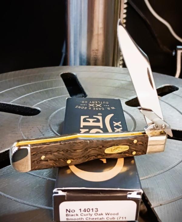 2026 Case XX Cheetah Cub 711 1/2 Black Curly Oak Wood - Stainless Blade 2026 Case XX Cheetah Cub 711 1/2 Black Curly Oak Wood - Stainless Blade