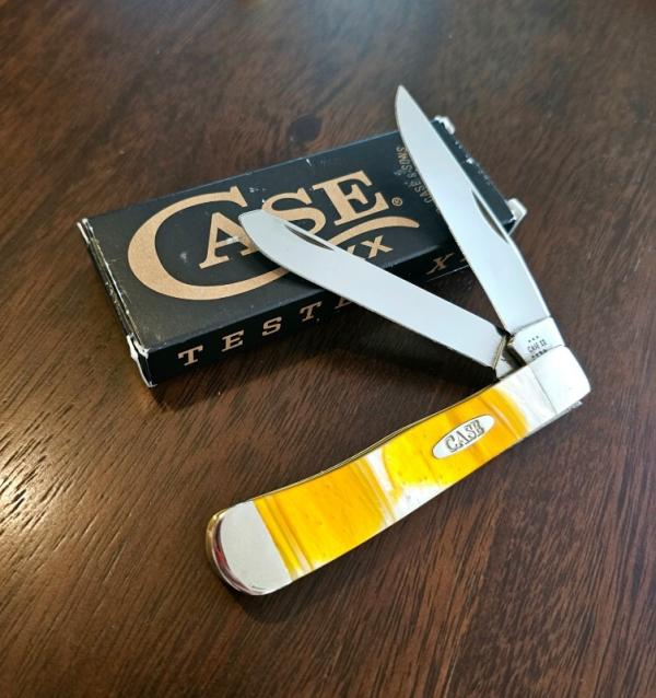 2023 Case Corelon Trapper Gold/white
