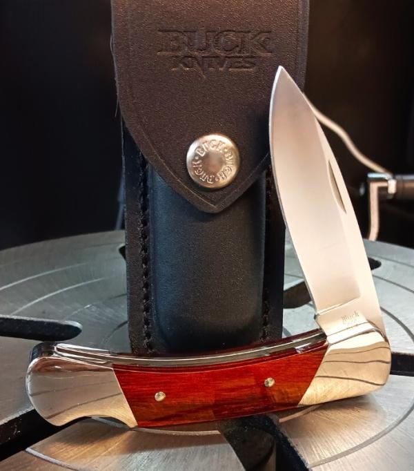 Buck USA 500 Script Lockback With Sheath - Pre Date Code Buck USA 500 Script Lockback With Sheath - Pre Date Code
