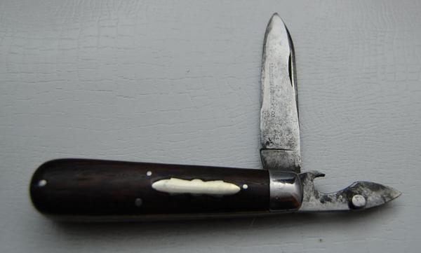 Meriden Cutlery Company (Southington) In Very Good Condition With Wood Covers 3 3/8
