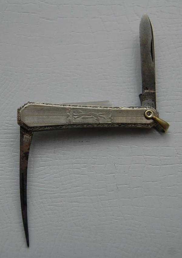 Meriden Knife Company In Very Good Condition With Stainless Steel Covers 2 1/4
