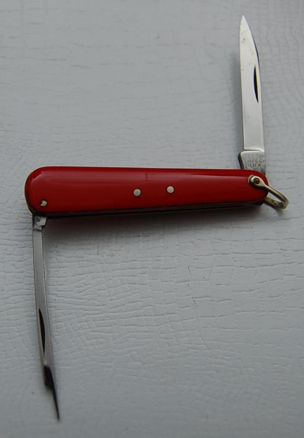 Meriden Knife Company In Excellent Condition With Red Synthetic Covers 2 1/2