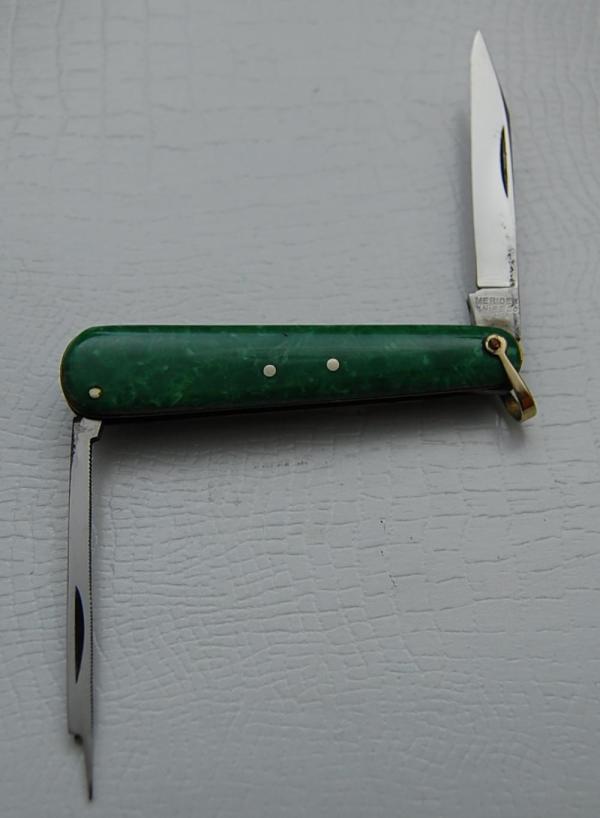 Meriden Knife Company In Excellent Condition With Green Synthetic Covers 2 1/2