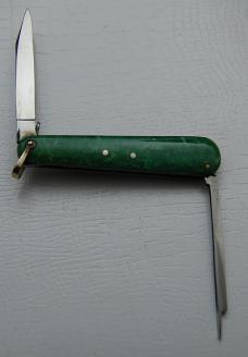 Meriden Knife Company In Excellent Condition With Green Synthetic Covers 2 1/2